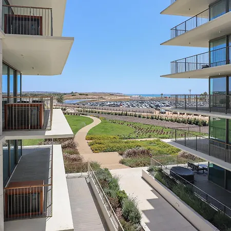 Cond Bayline - Breeze Wellness & Living - Bacalhau - By Bedzy アパート